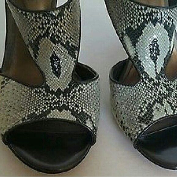 PHYTON SNAKE PRINT LEATHER SOLES PUMPS T STRAP OPEN TOE  WOMENS SIZE 8 - Picture 3 of 7